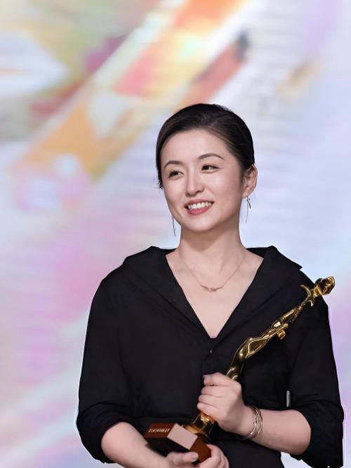 这个叫秦雯的编剧也是够能装的啊！
明明是自己袭警被带问话的时候，求助自己的丈夫企