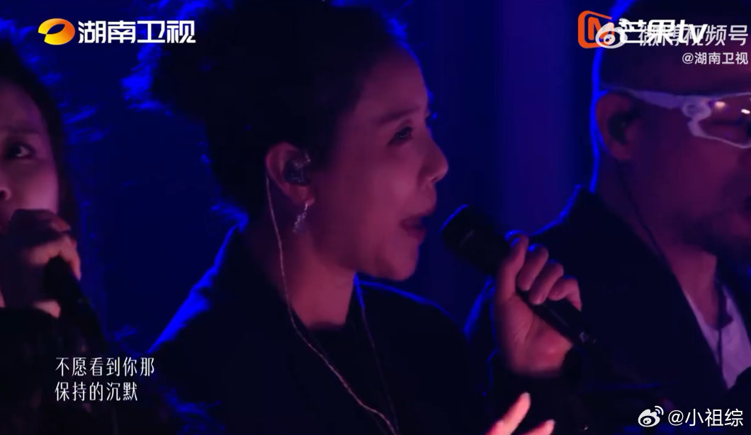 窦颖歌手直播窦颖给窦靖童和声暖心助阵相伴演唱，舞台画面温馨又动人 