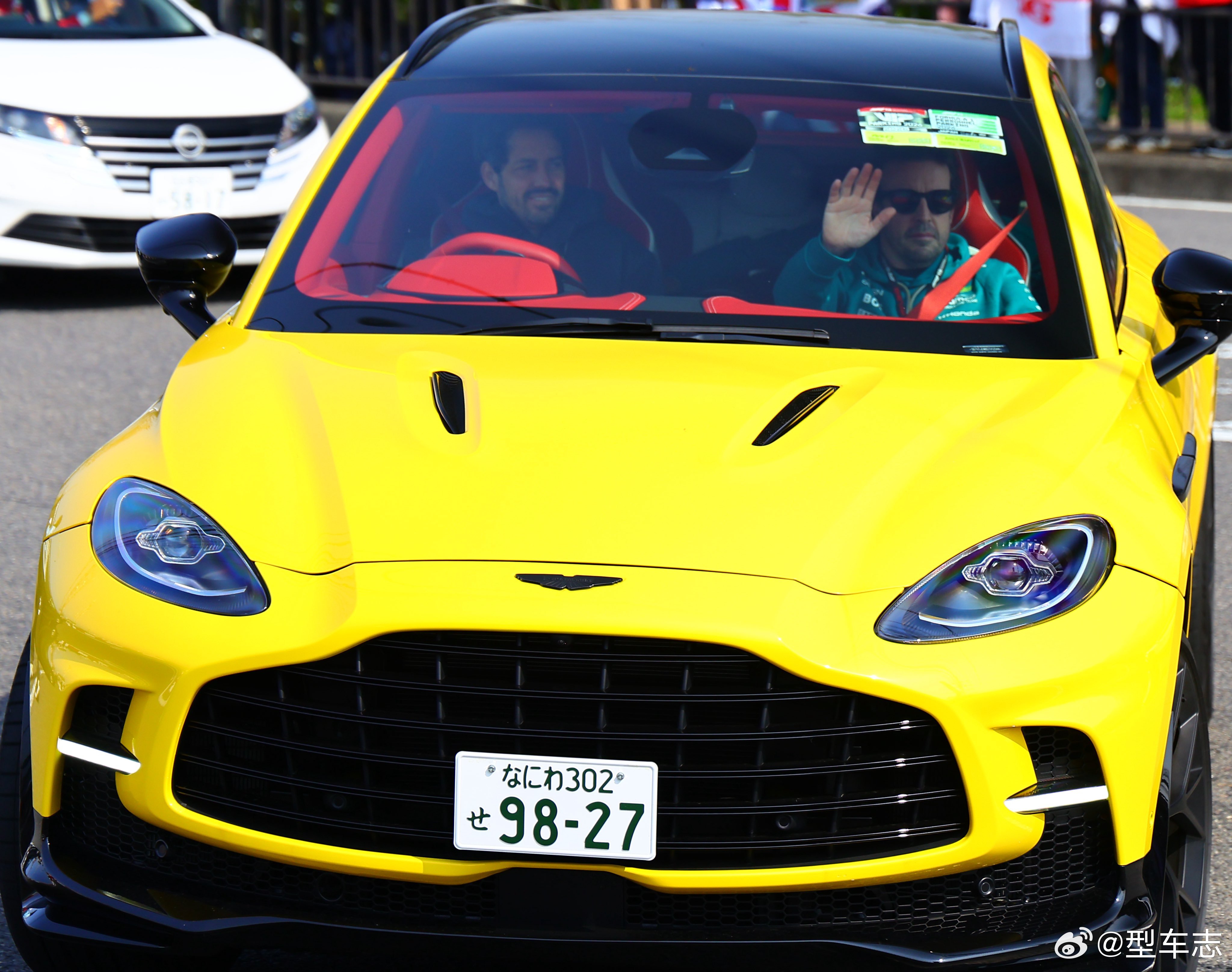 头哥阿隆索在F1日本站的代步车：新款阿斯顿马丁DBX S。黄外红内，spec选得