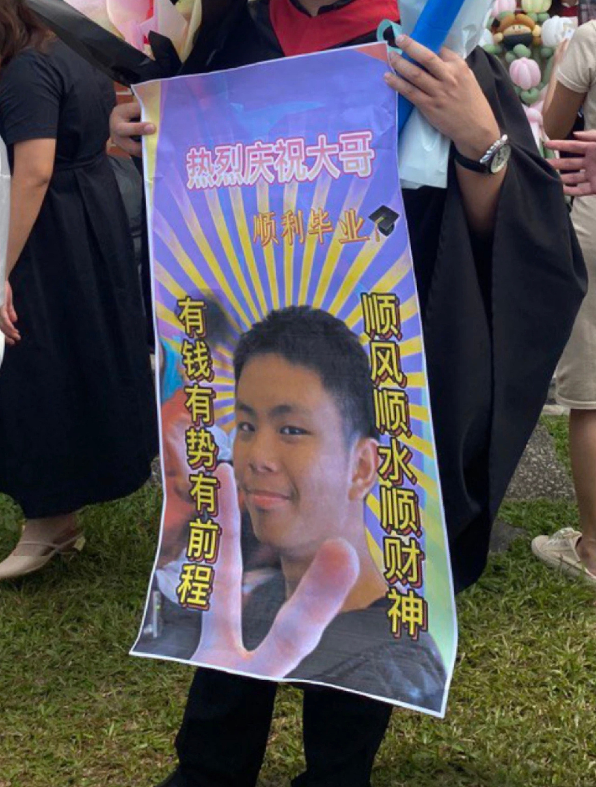 毕业时才发现，只要能留住这一刻，当显眼包也挺好的！ ​​​