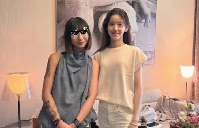 章泽天的魅力真的是盖不住的！有造型师发文，盛赞章泽天拥有人格魅力，亲切温和还主动
