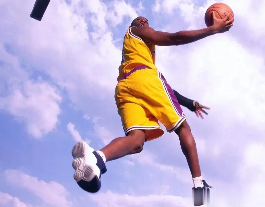 13年前的今天，湖人以83:79战胜了凯尔特人，拿到了NBA总冠军。科比这场比赛