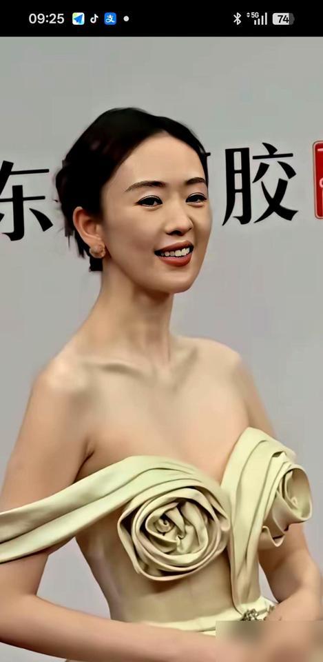 赵樱子在戛纳硬蹭8分钟，结果换来官方摄影师集体关机。
 
人家没作品没代言，就靠