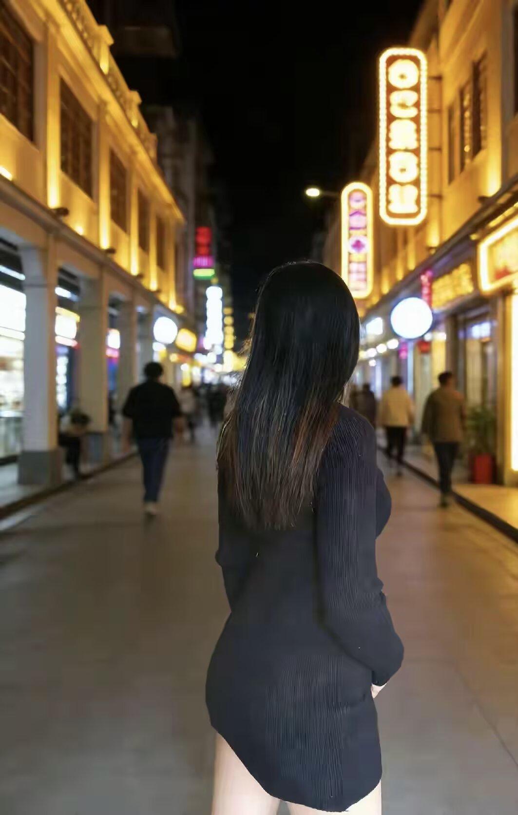 无论在何种困顿中， 唯有内心的自由， 馈赠你我真正的未来。