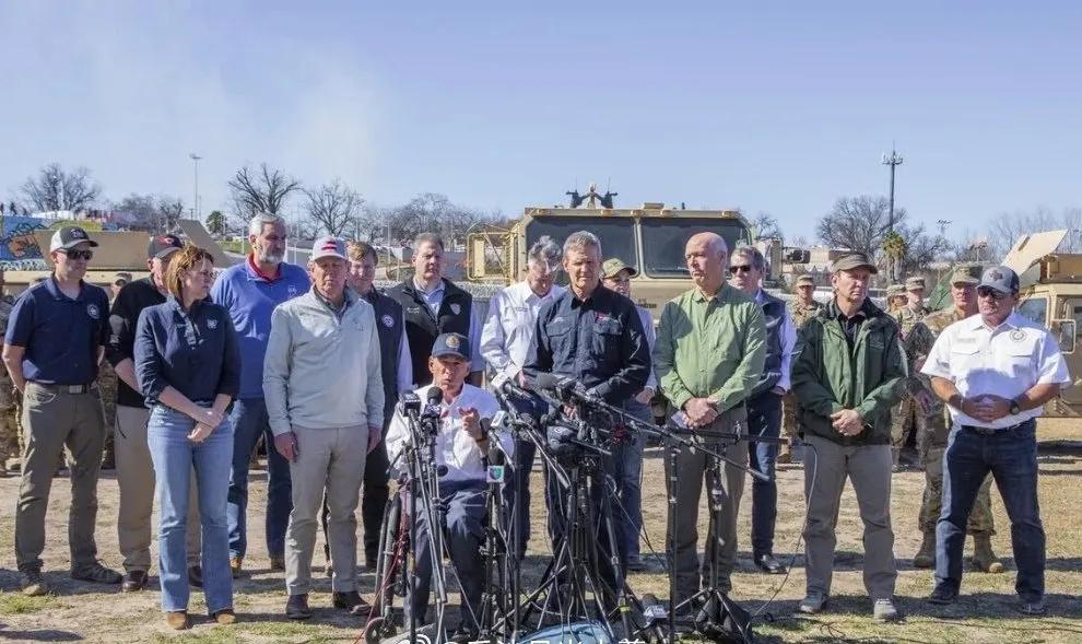 2月5日，14位共和党州长抵达德克萨斯州的飞鹰坳支持德州州长阿博特，他们还展示了