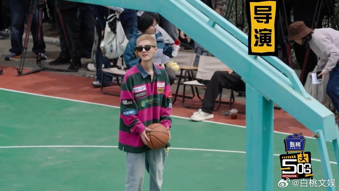 鹿晗连进两球鹿晗投篮又准又帅 看到鹿晗连进两球我惊了，这投篮命中率也太高了。足球