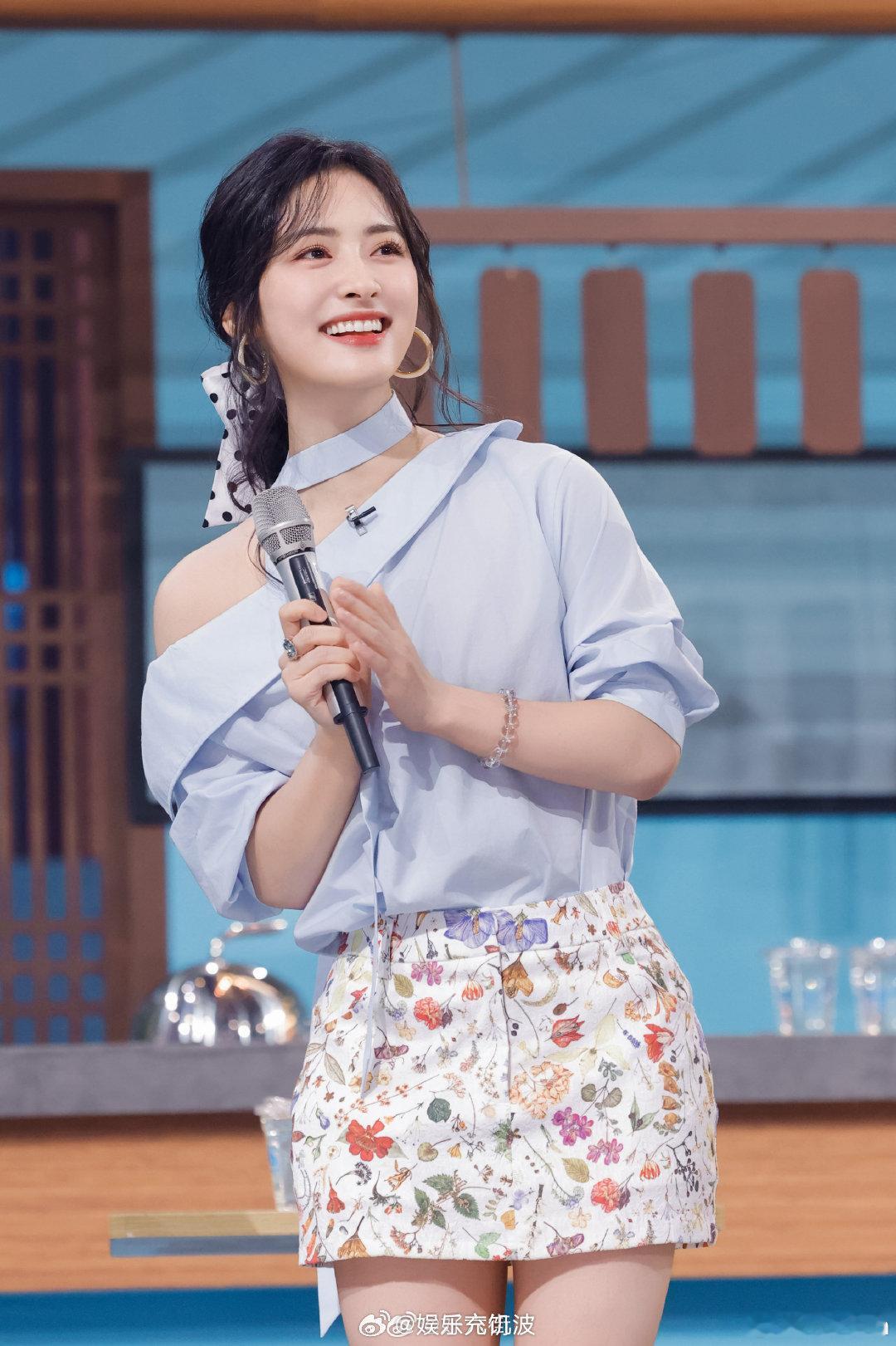 沈月绝对爱女的一集你好星期六沈月看娜扎的眼神全是爱意，亮晶晶的星星眼谁能抗拒啊！