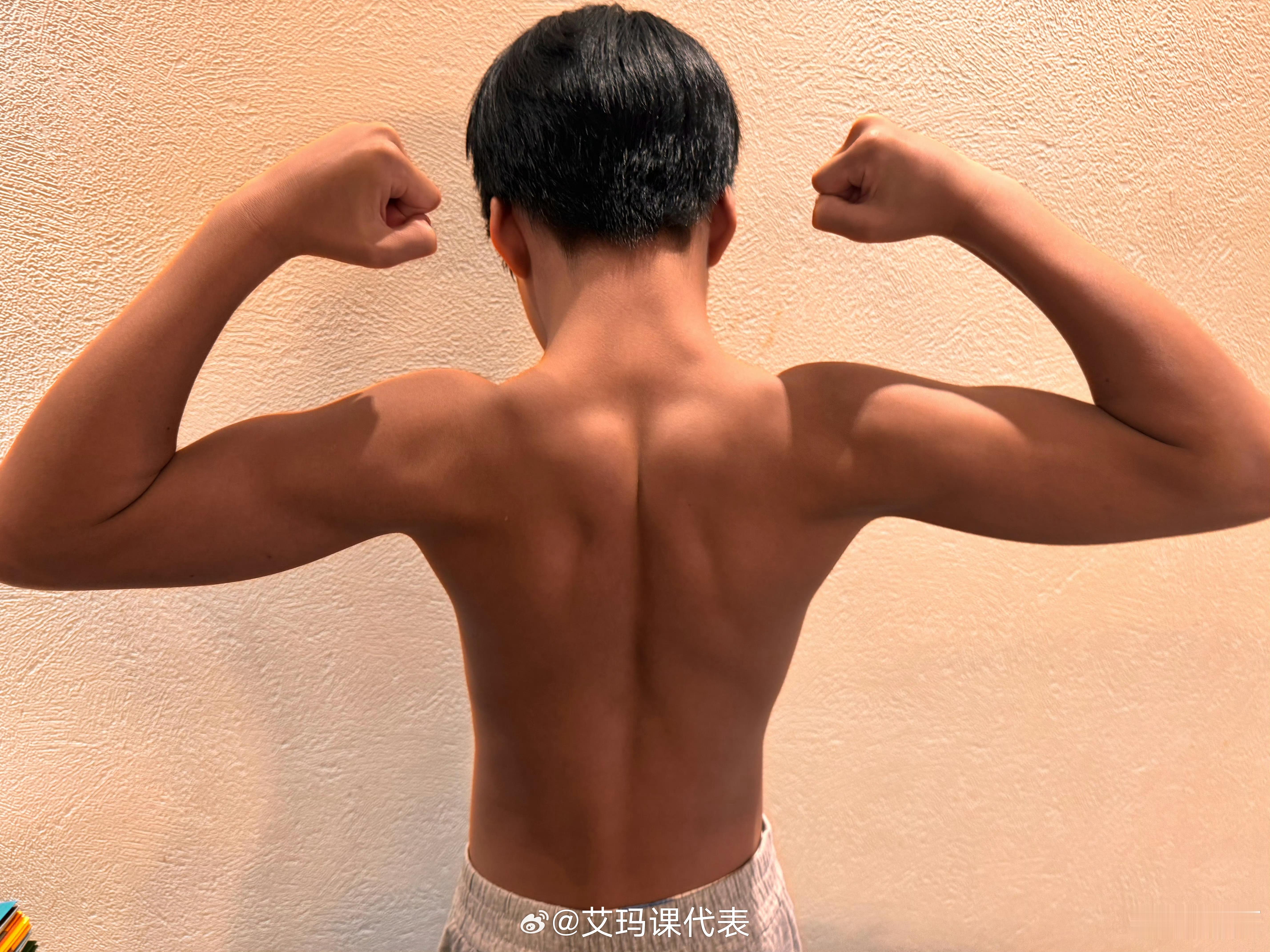 吴京谢楠大儿子肌肉照吴京谢楠大儿子的肌肉 吴京谢楠大儿子肌肉照，太强了！ ​​​