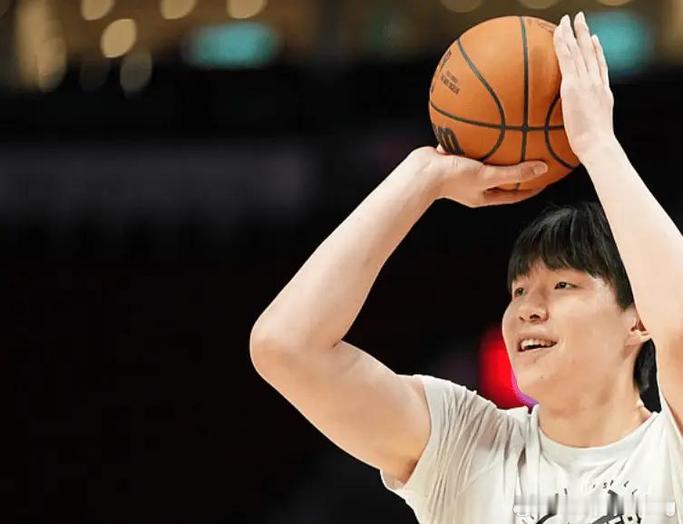 杨瀚森上来就得分nba杨瀚森 杨瀚森今日出战2分20秒，投篮1中1、罚球2中2得