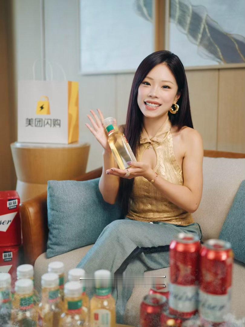 午后窗外烈日炎炎，躲在空调房炫冰，美团闪购半价囤冰品享受悠闲时光 