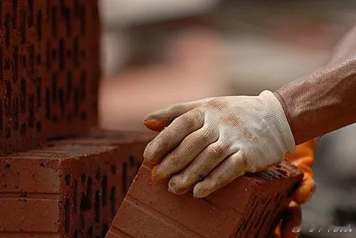 小伙伴们早，又是努力搬砖的一天[努力] ​​​