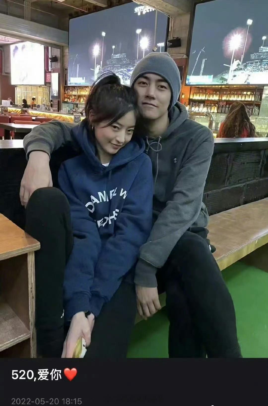 纪凌尘与女友逛街偶遇纪凌尘与女友逛街 纪凌尘与女友逛街，女友好高，看起来很般配 