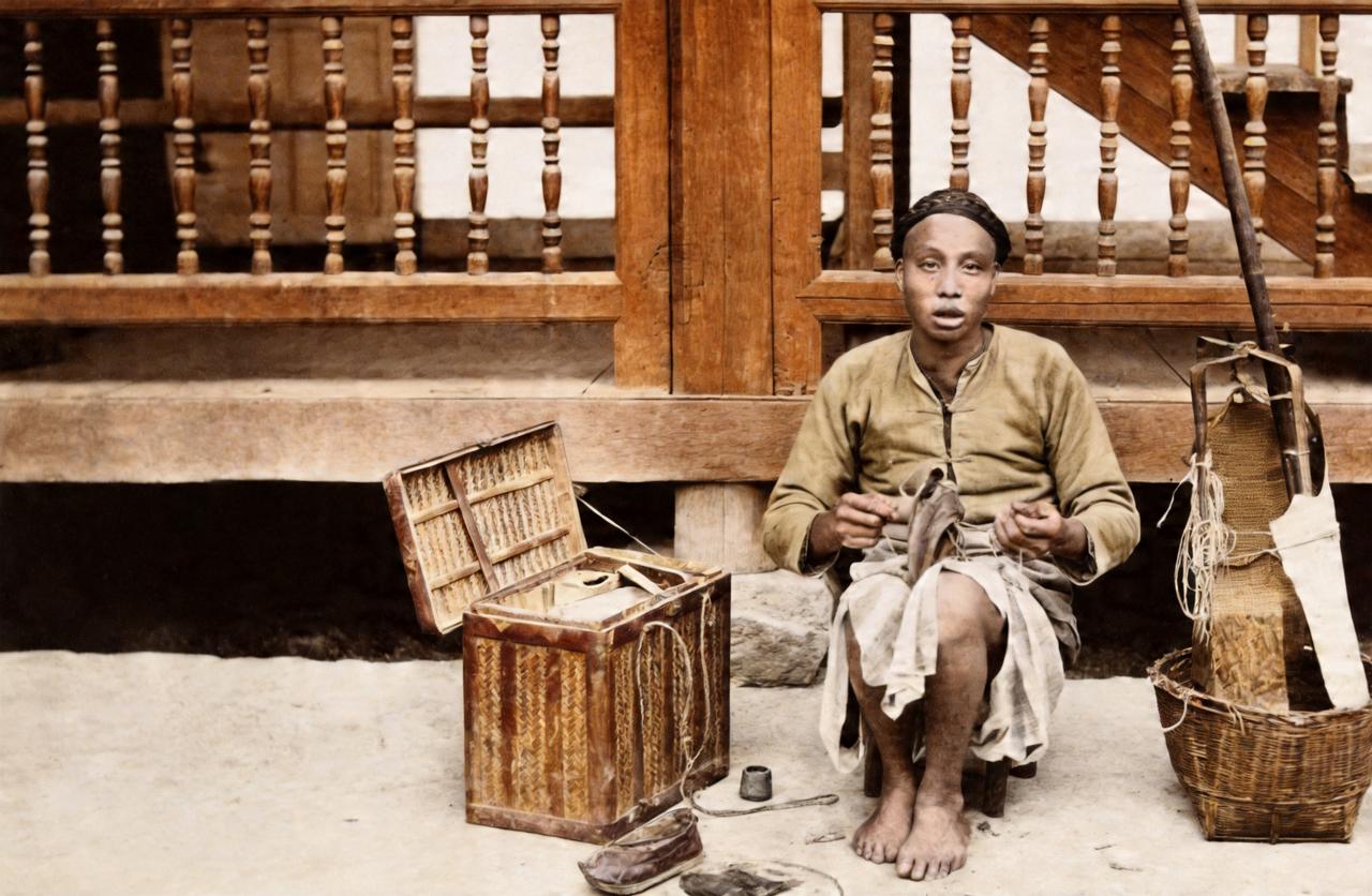 晚清鞋匠在中国是一个非常重要的人物。不过，他们只做男鞋。
女性穿的则是小巧的缎面