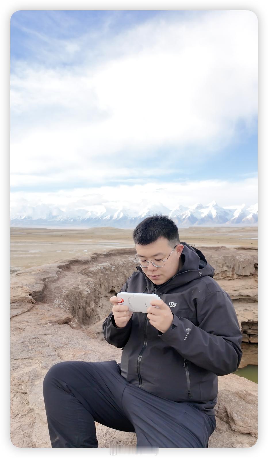 在帕米尔高原火山口旁边用一加 Ace 6 至尊版玩游戏。我这背景是不是像假的？ 