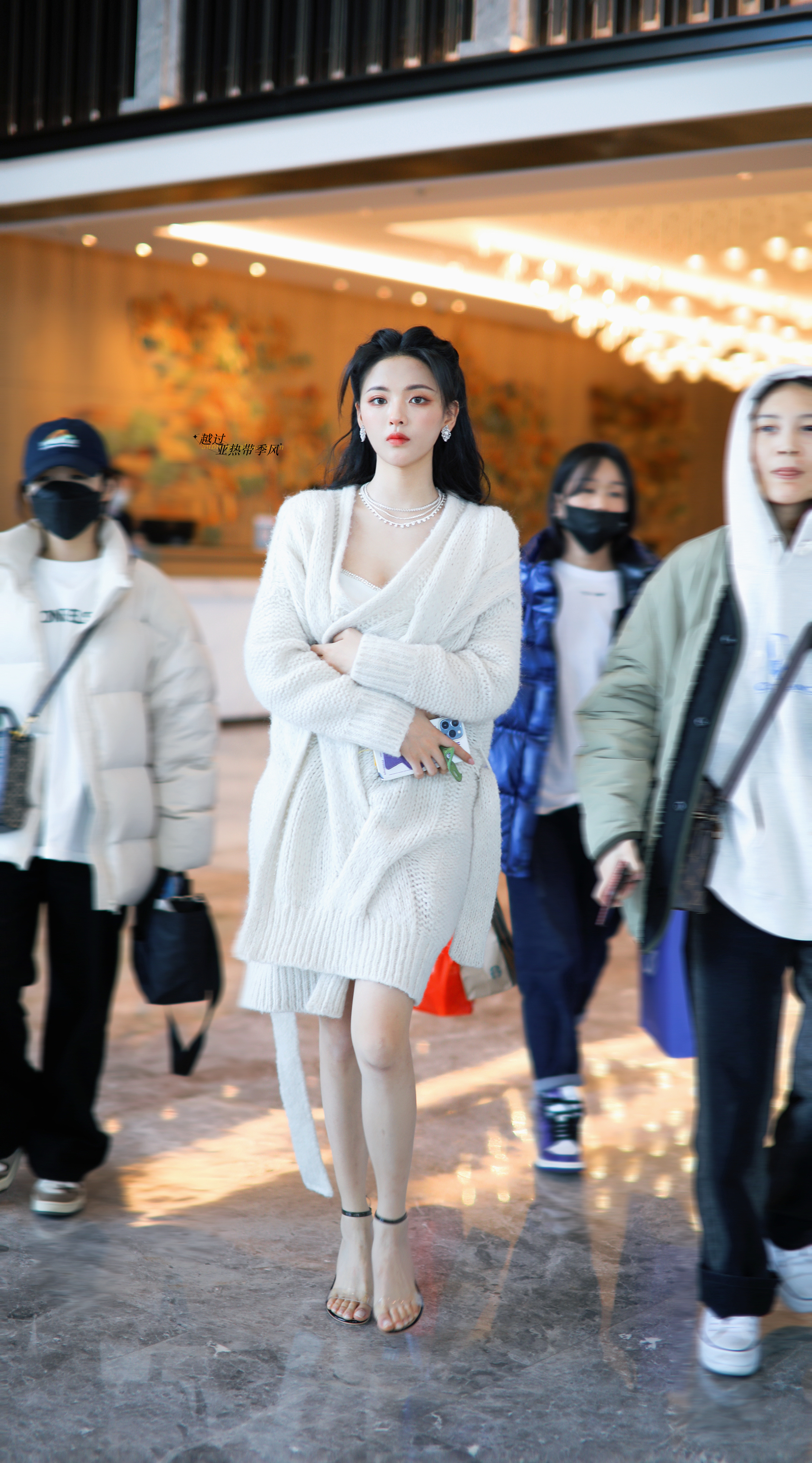 杨超越这个下班路透真好看，又白又美的超越妹妹～[好喜欢] ​​​