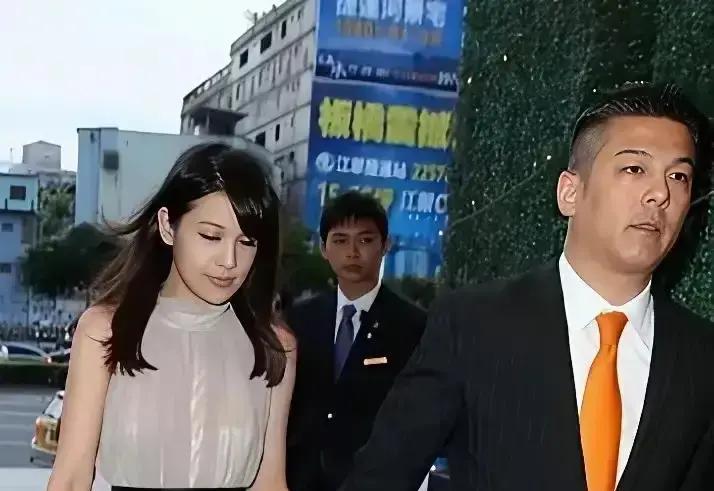 2016年婚礼后，林若亚的子宫一直静默。
时装周评委席上，她指尖划过数据报表，两