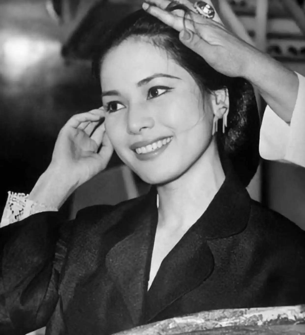 1959年，印尼开国总统苏加诺对19岁的日本艺伎七保子一见钟情，回国后，他打电话