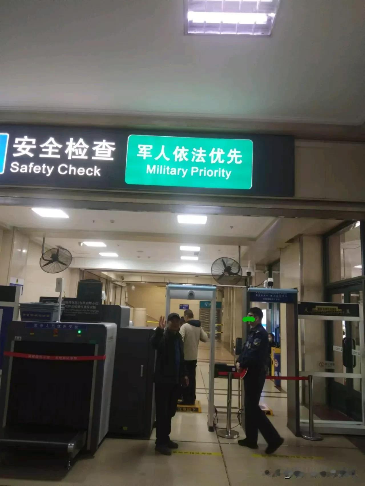 军人优先，军人依法优先!钢铁长城是共和国的光荣，是人民的保护神，军爱民、民拥军。