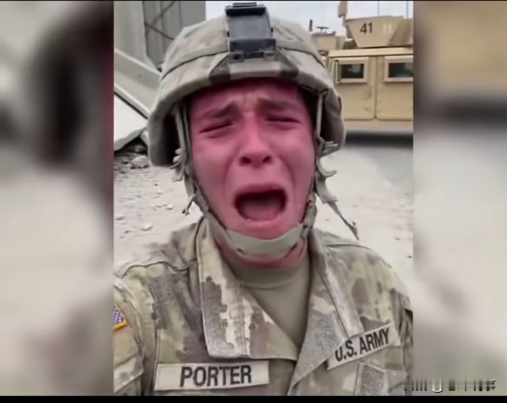 美国大兵把自己贴上了搬运工的身份
战场上，一位美国大兵，哭的稀里哗啦，大喊大叫。