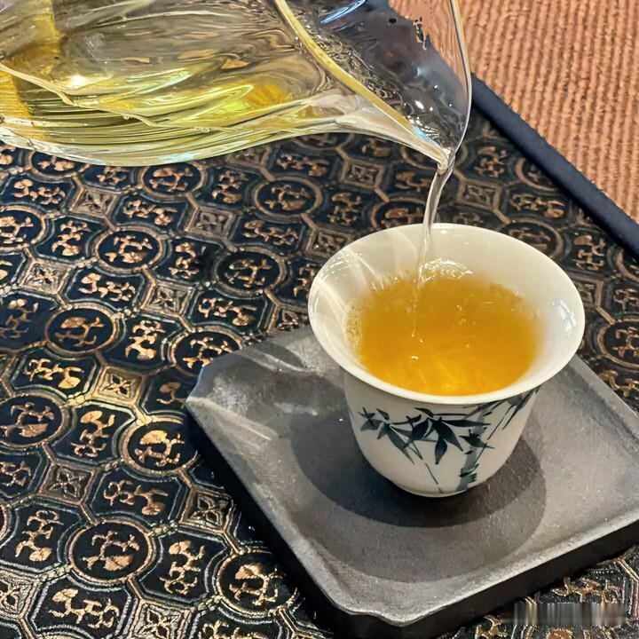 《静观箴言·古文体》
茶之味，苦与甘相生；人生之途，悲与喜相衔。盏里浮沉，若世途