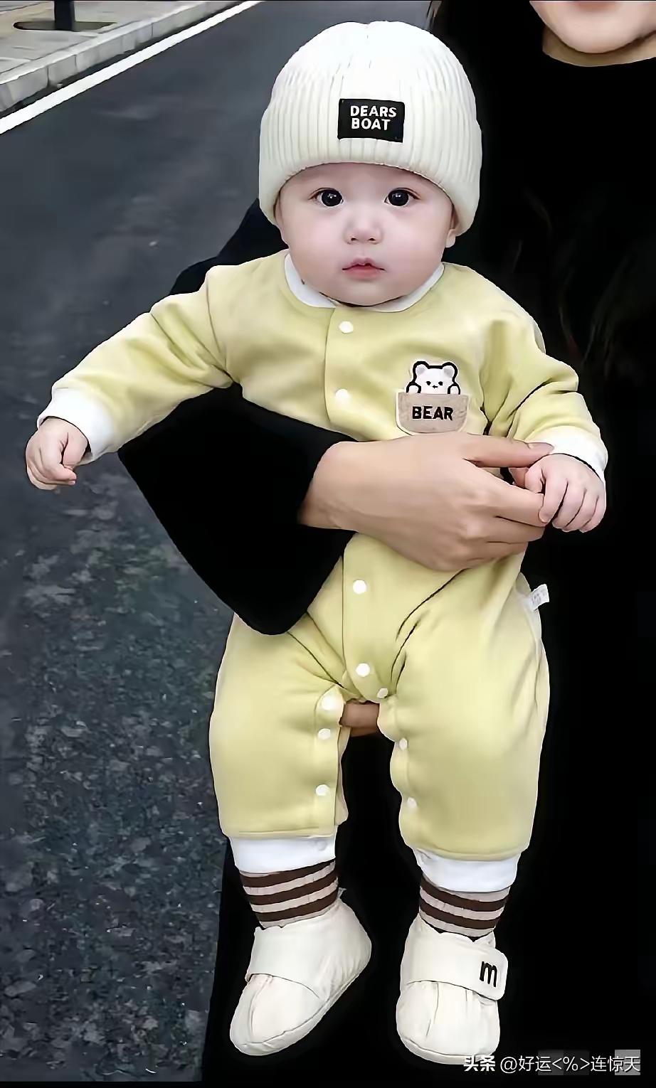 就是这个宝宝！
才刚刚一周岁多点儿，爸爸是消防队员，在一次救火中不幸遇难，妈妈承