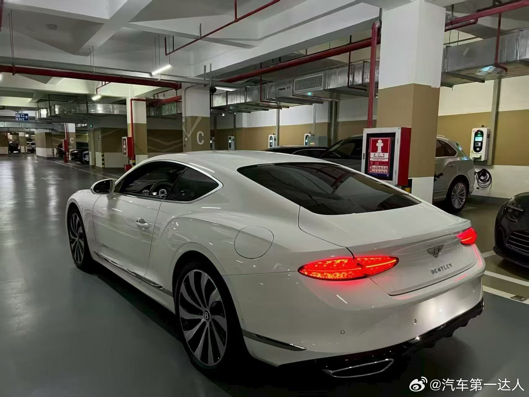 宾利欧陆GT，26款 2026年3月牌 1756公里，白外白内，带Naim音响 