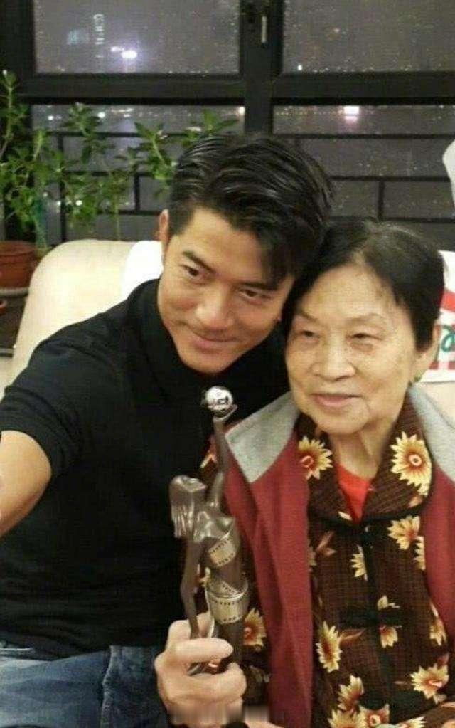 郭富城长得好像他妈妈，他母亲生前很疼爱他。郭富城就是一个不缺爱的幸福人儿，他妻子