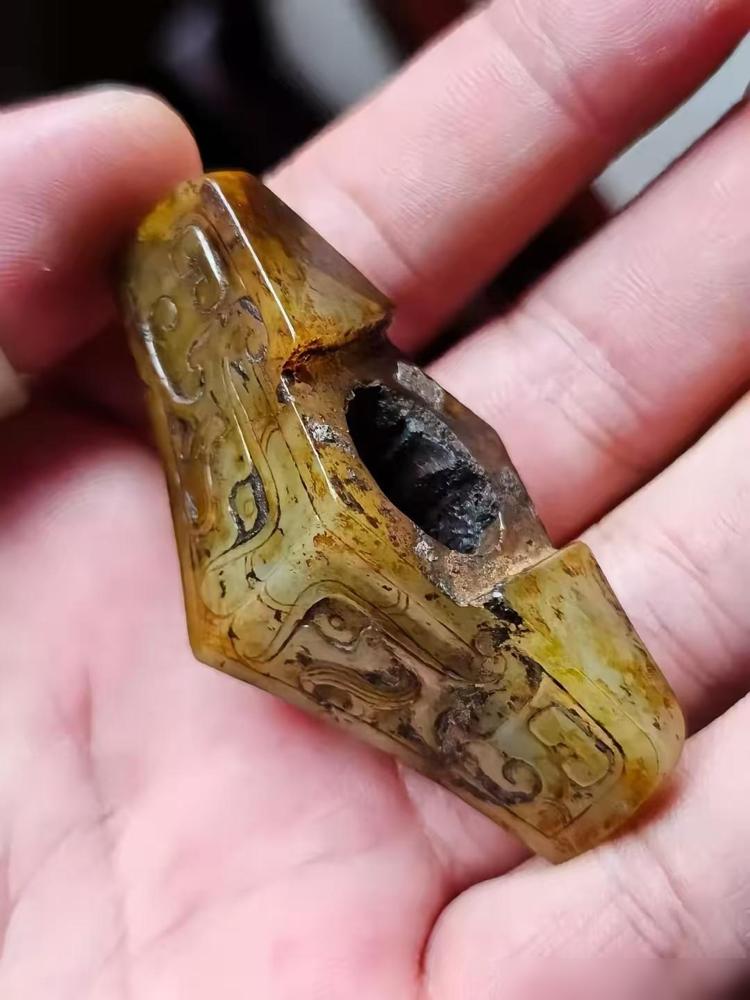 昨天去园子里摘香菜时捡到个玉石，看了下，上面锈迹斑斑的，我以为是个锤子头，就丢进