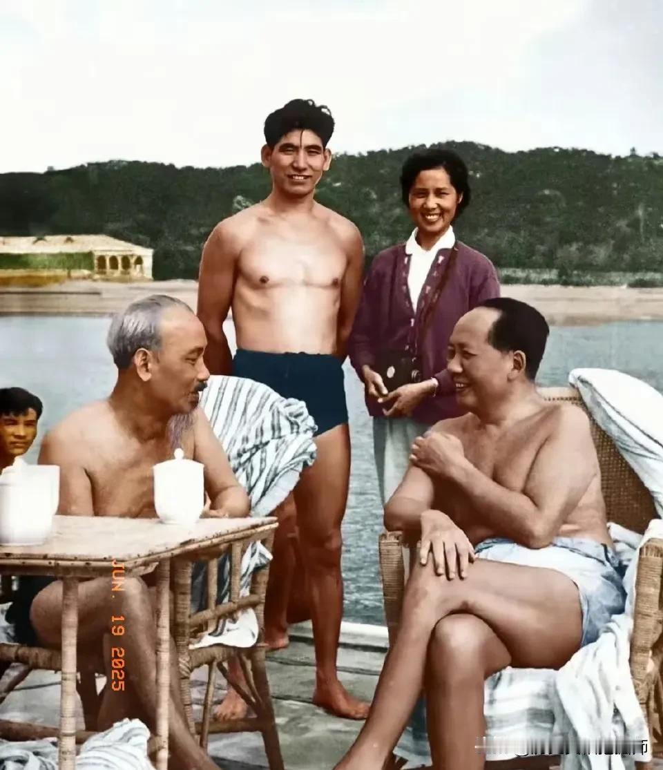 毛主席与越南领导人胡志明在亲切交谈~