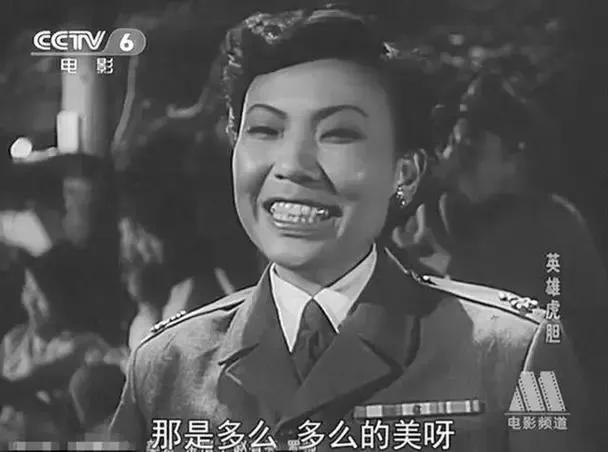 这个演员演绎的人物跟泽连斯基很相似，一股得意洋洋的模样，幻想着世界爆发三战，他们