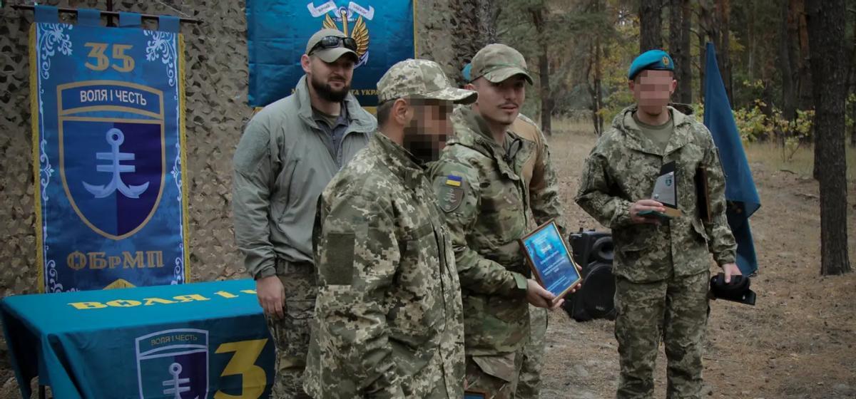 没想到在 2025 年都快过完的当下，乌克兰前线还能把一场 “授勋仪式” 开成一