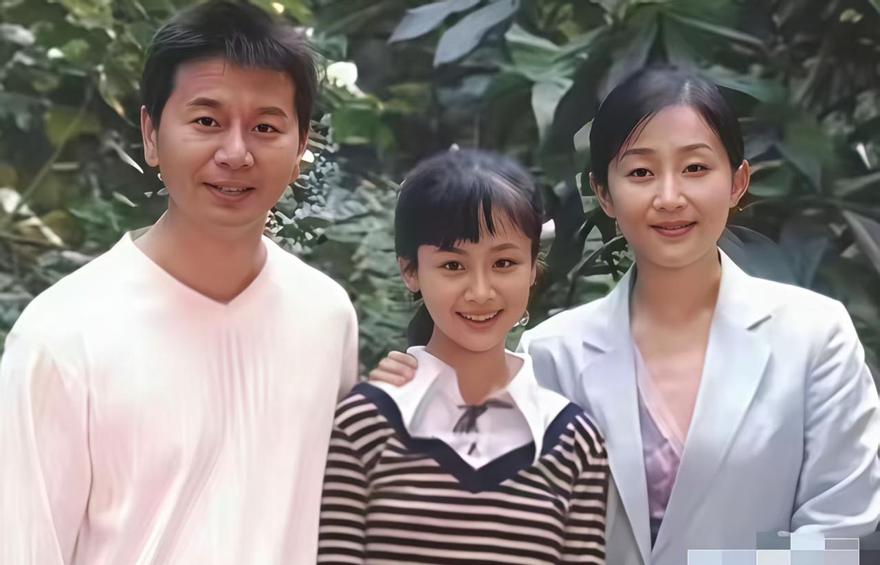 那张旧照片里，中间的小女孩缩着肩膀，眼神躲闪。
十年后，她包揽了所有热播剧的女主