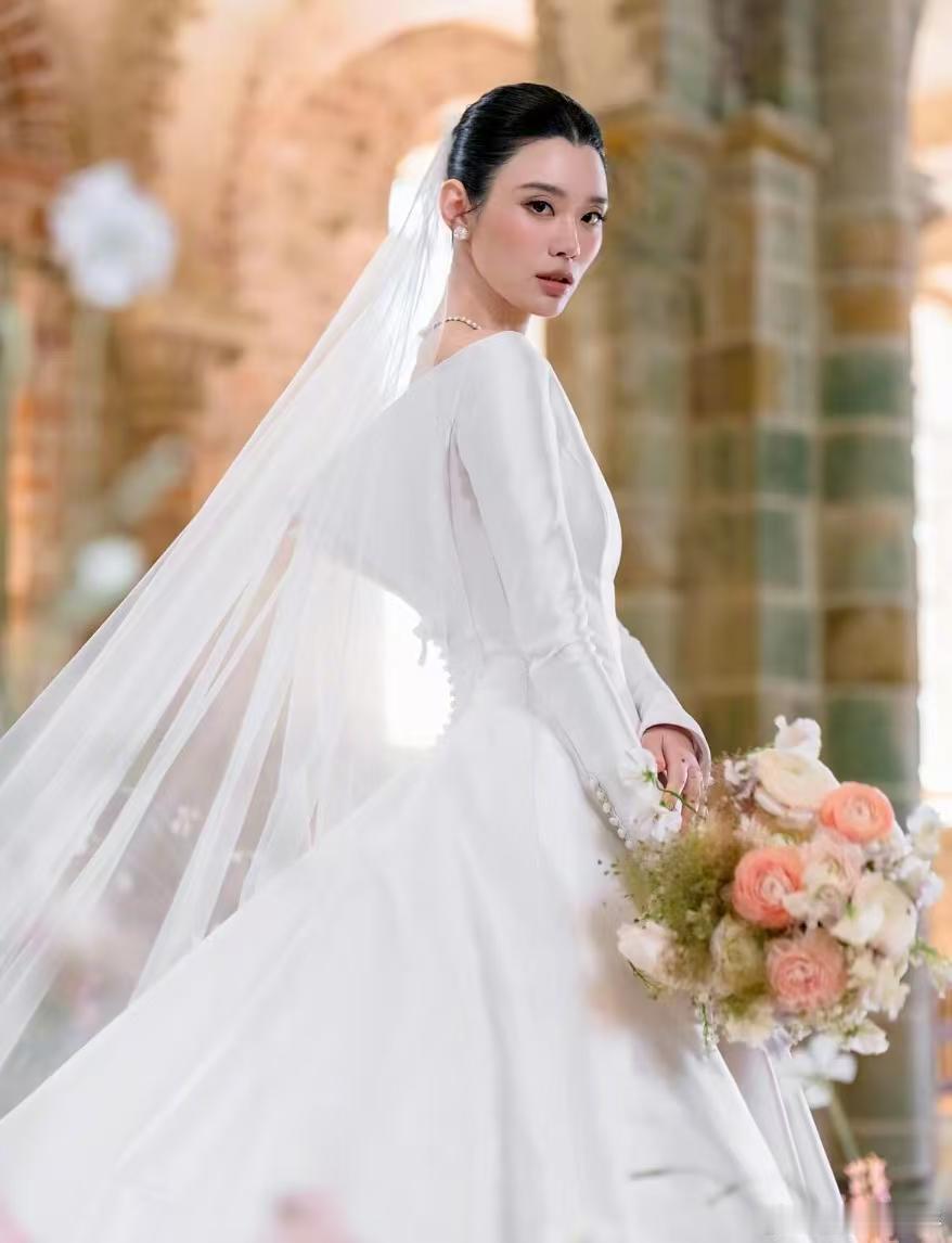 霉霉和奚梦瑶的婚纱出自同一个设计师霉霉和奚梦瑶婚纱同一个设计师  霉霉官宣完婚 