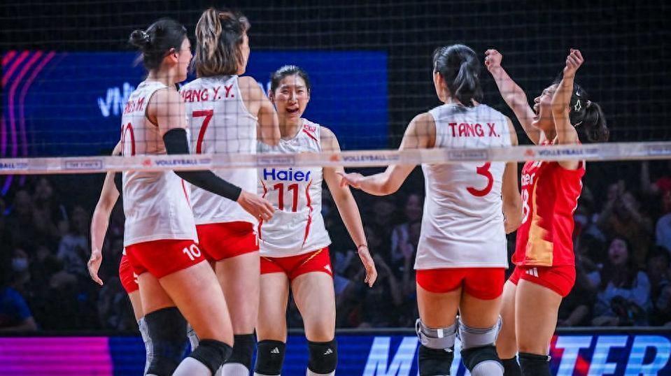中国女排击败美国！创造黑八奇迹！强势晋级四强！赵勇不愧为是世界级名帅！要知道美国