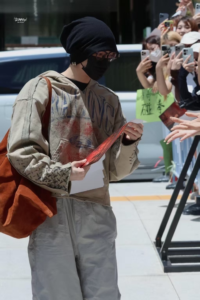 谁收到了侯明昊的剧宣传单古风小生闯现代发传单太有诚意的剧宣方式，侯明昊放下偶像身