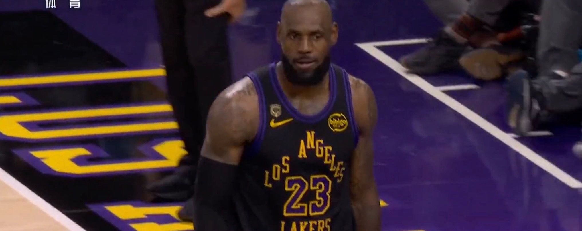 老詹连续两场都是高失误，那是因为体力撑不住了。打过球的人都知道，当你体力到达极限