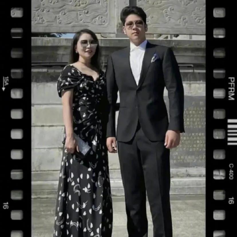 郭涛的儿子石头，如今长大了，阳光帅气，比旁边的妈妈高出许多，看这身高，目测已经达