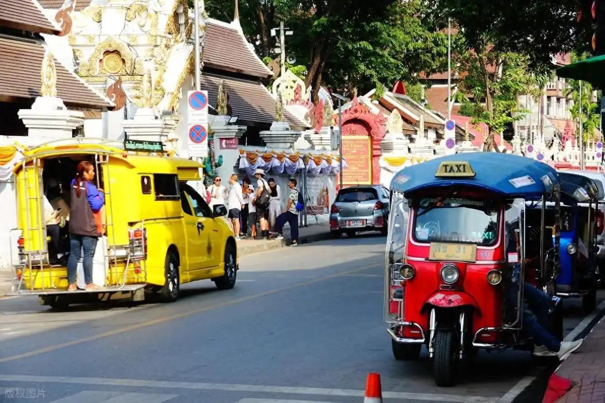 泰国常被贴上旅游胜地、人妖文化的标签，不少人觉得它是个氛围轻松、带点娱乐色彩的东