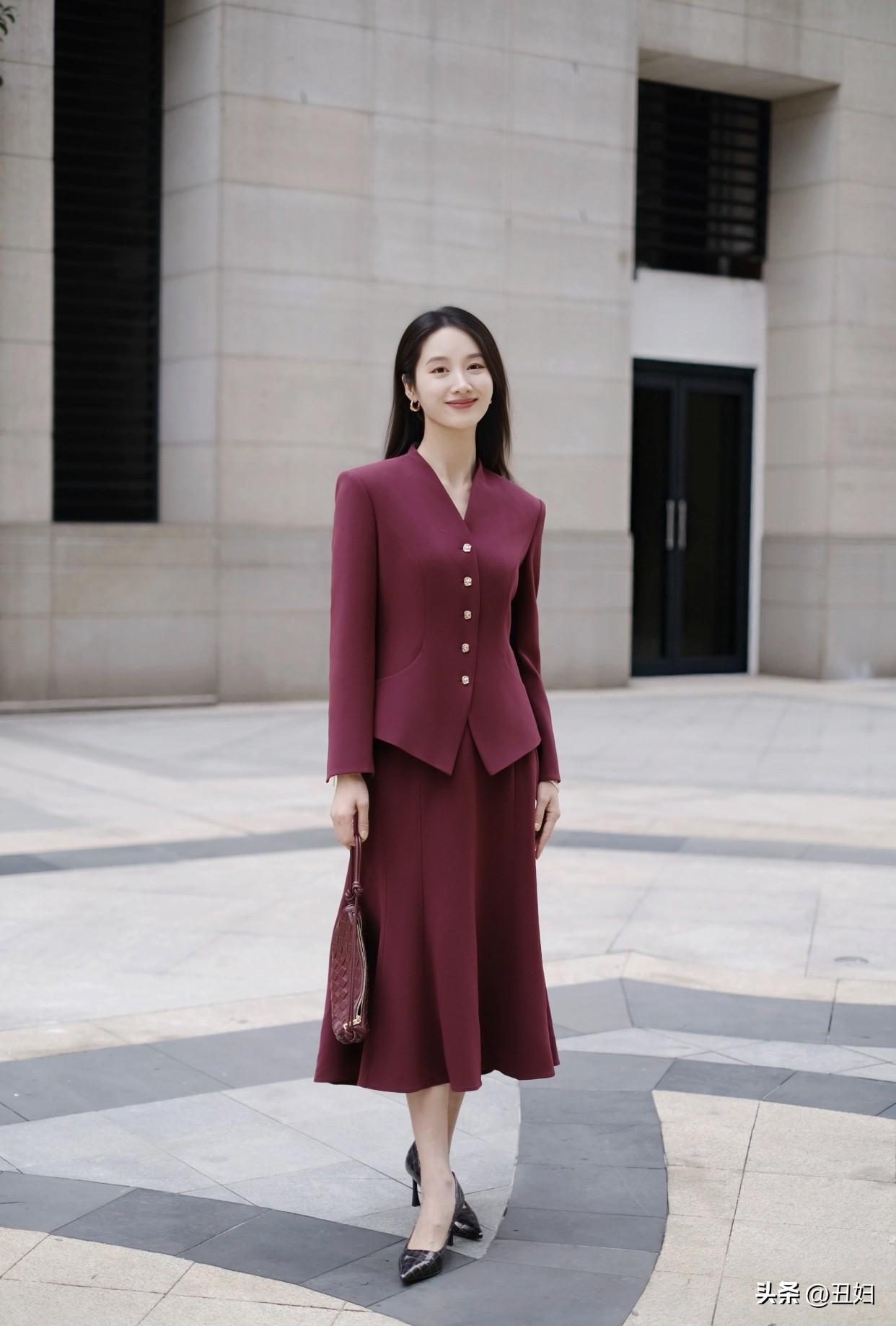 职业女性怎么穿出温柔气质?通勤时，樱桃红缎衬衫配高腰黑皮裙很出彩。红选带黑调、饱