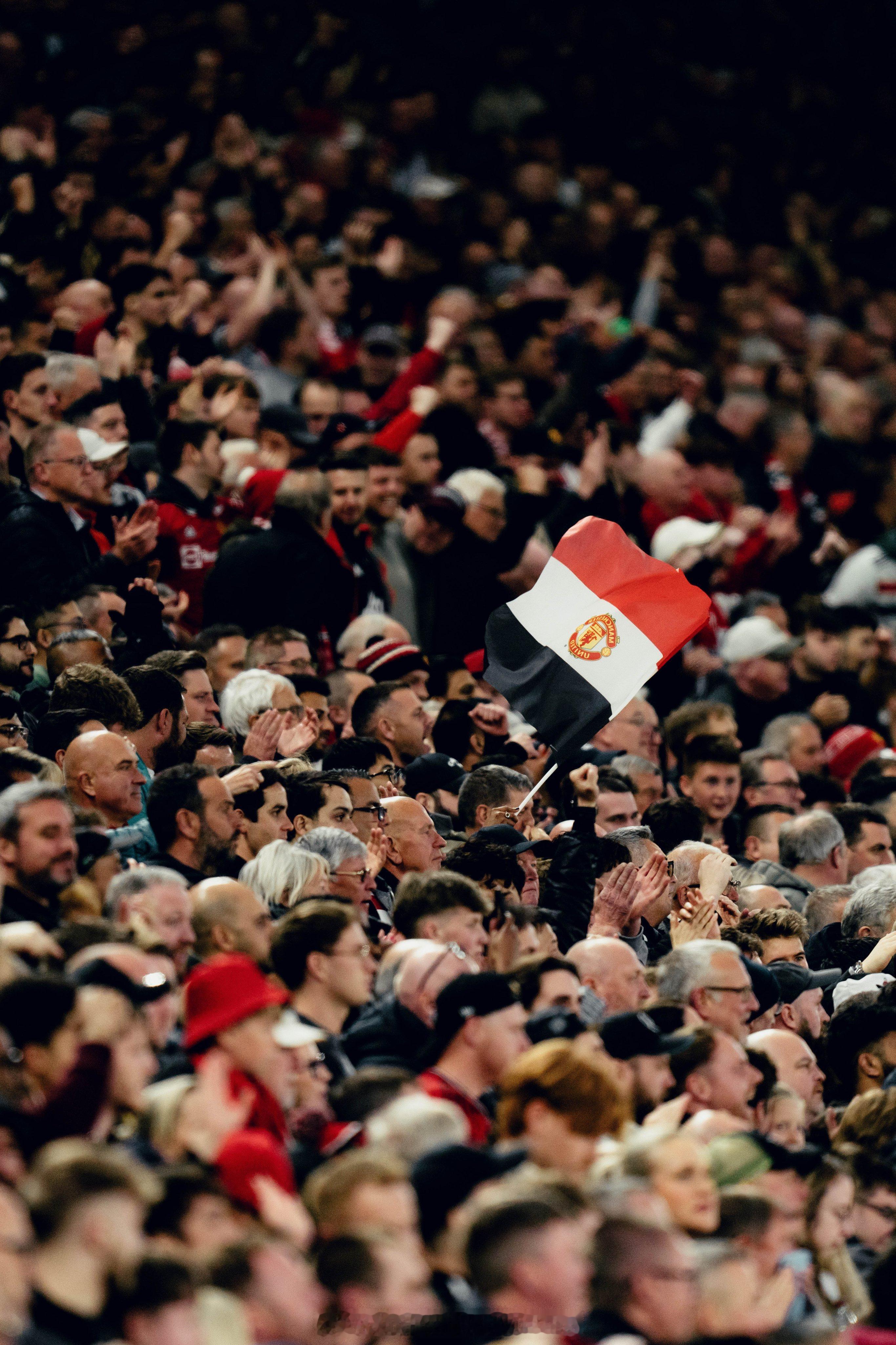 曼联官推告别2025的图，致谢球迷 