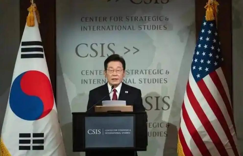 韩国七十多年的政坛与经济史，是一部财阀崛起与总统宿命交织的故事，1945年日本投