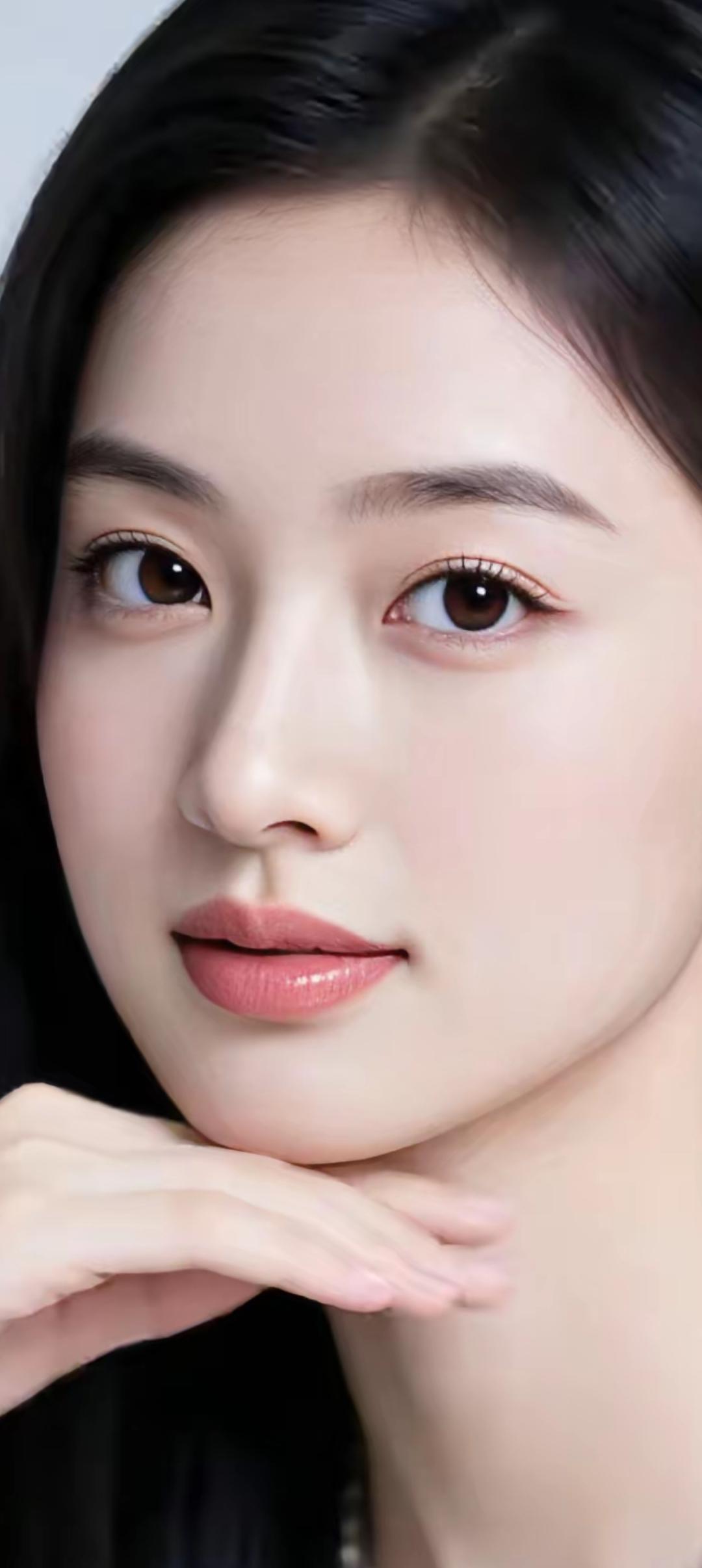 温柔甜美的少女，白皙肌肤，自然妆容，清新自然。