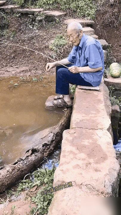 你以为河边的大爷在享受晚年？我告诉你，他是在给所有用力过猛的年轻人，上一堂羞辱课