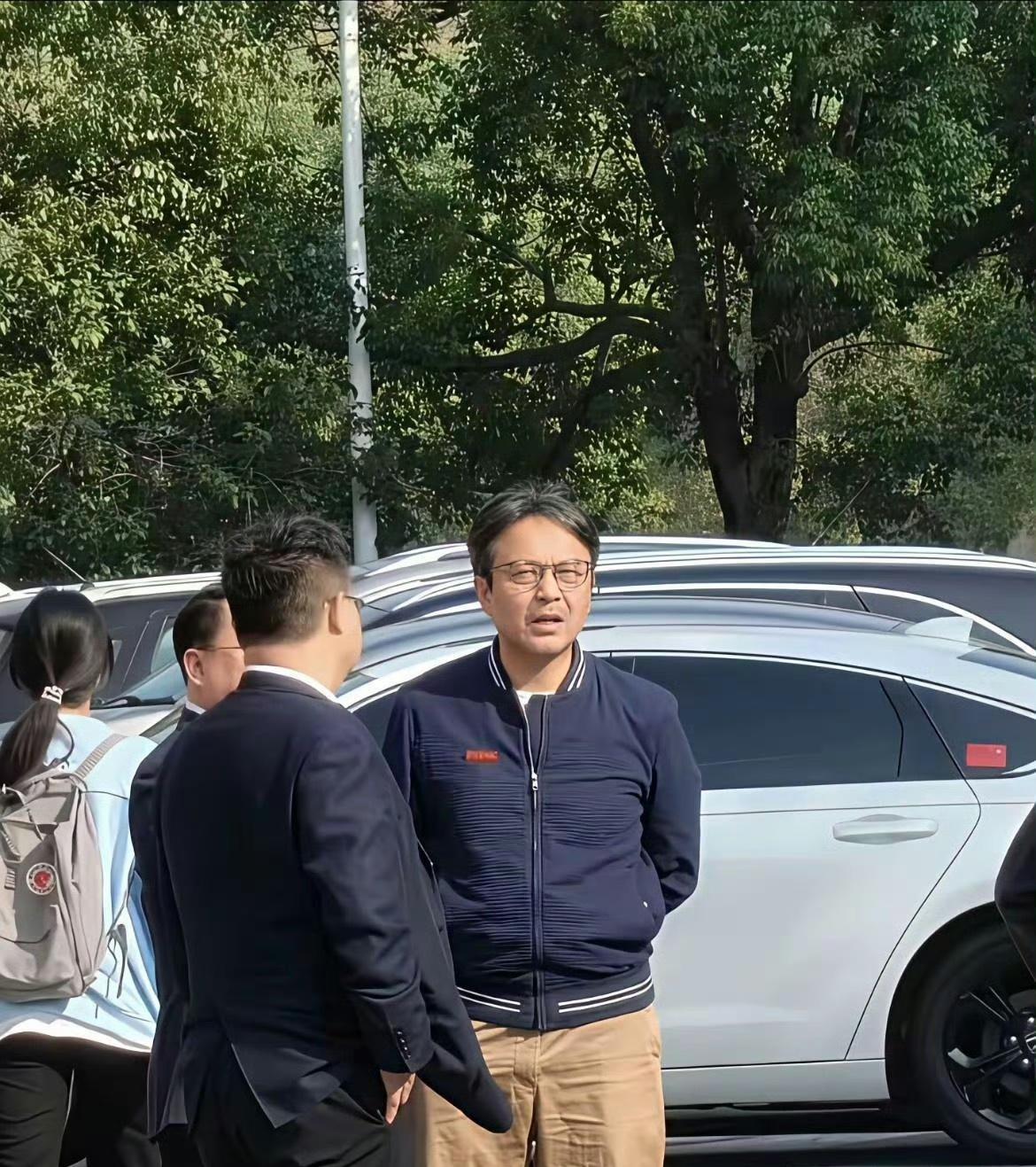 汪涵这身份确实特殊，台里是副处管理岗，政协那边又挂着副厅待遇，妥妥的“双轨制”人