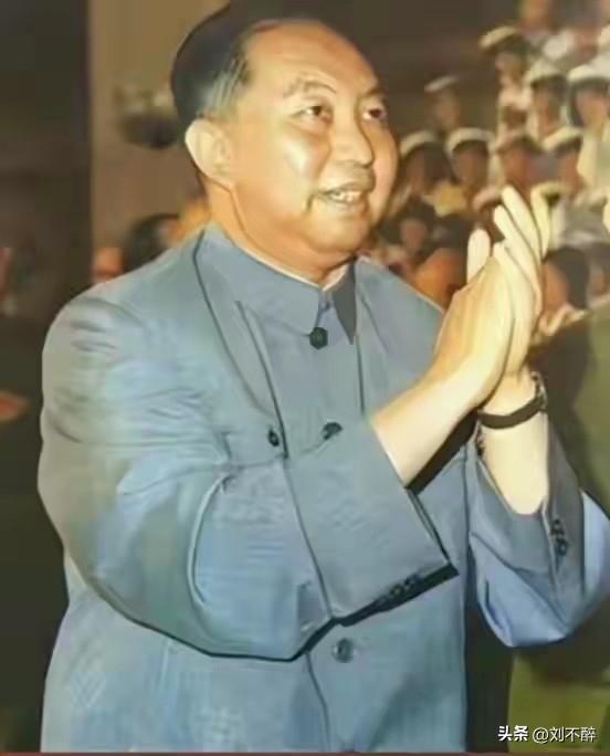1976年，华国锋和叶剑英等同志代表中央政治局，执行党和人民意志，采取断然措施，