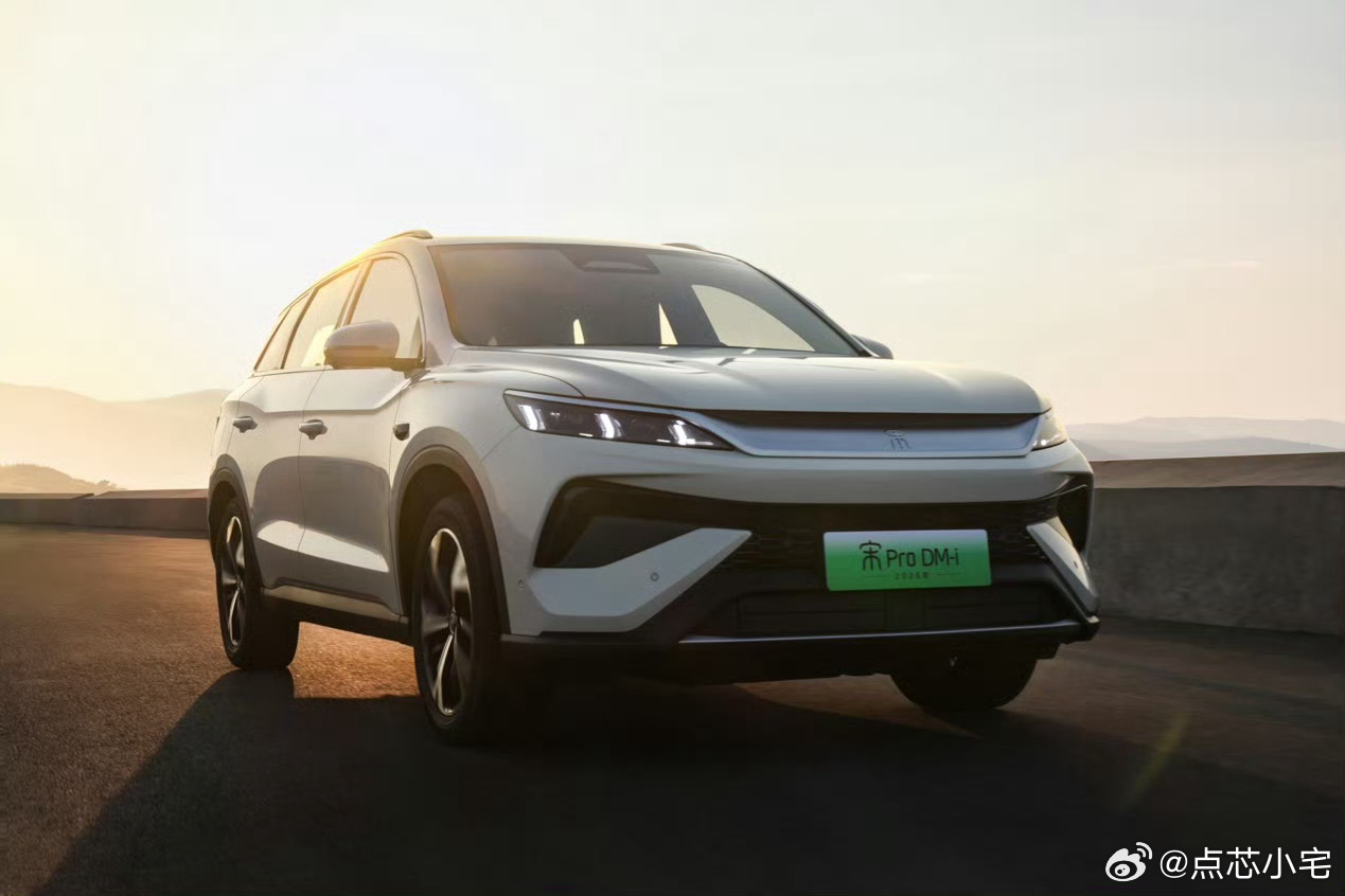 比亚迪这波开年操作，插混电力再加码 确实是又准又狠。直接把210公里的长纯电续航