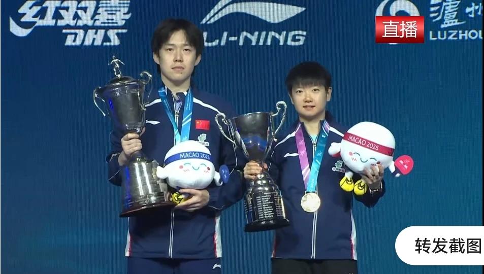 冠军荣耀时刻，王楚钦与孙颖莎两位男女单打冠军合影留念。