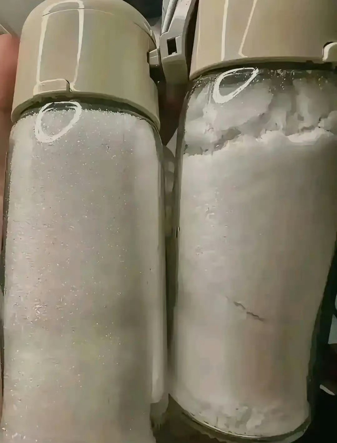 谁能分清左右两瓶哪个是盐和糖啊 ​​​