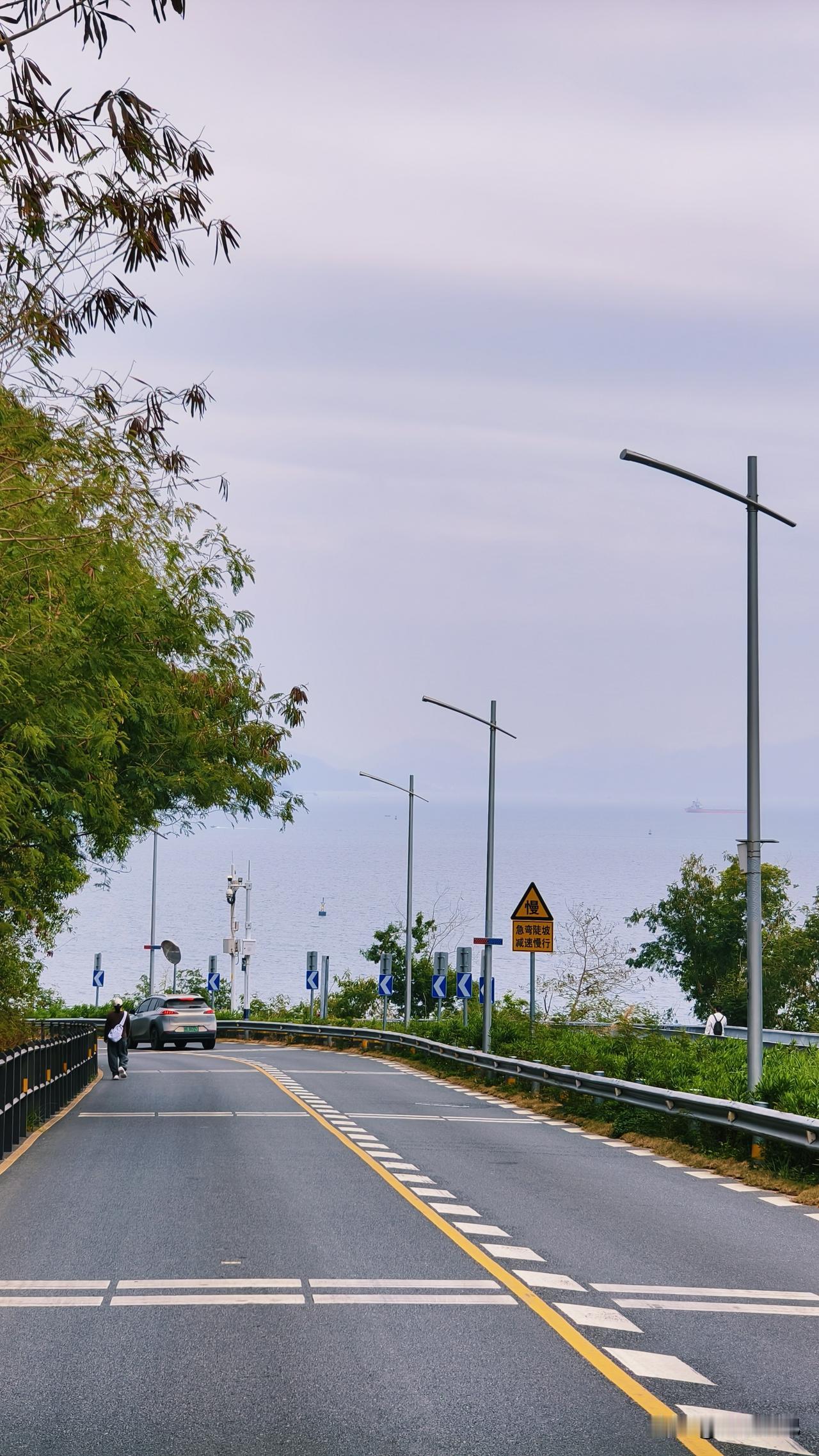 “小事忍，大事狠，没人扶，自己要站稳。” ​

这句话真的太扎心，也太真实了。它