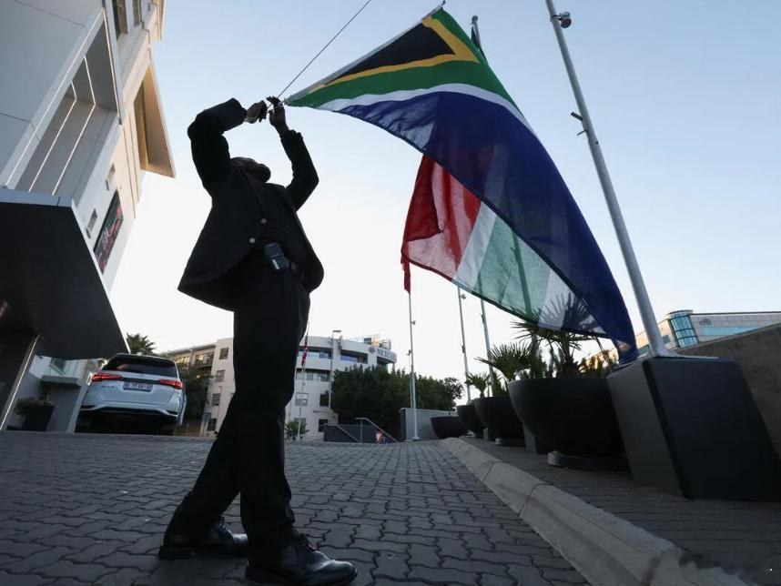 【南非短暂拘留美官员！美方大喊“不可接受”，却遭反怼不吃这一套】约翰内斯堡的阳光